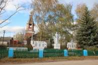 Советский памятник у церкви