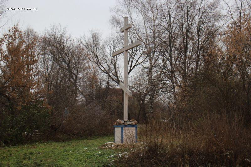 Крест и лиственницы