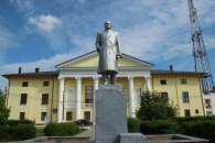 Памятник Ленину перед ДК Теплоход
