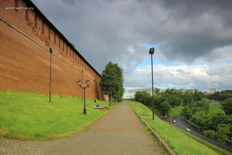 Дорожка вдоль кремля