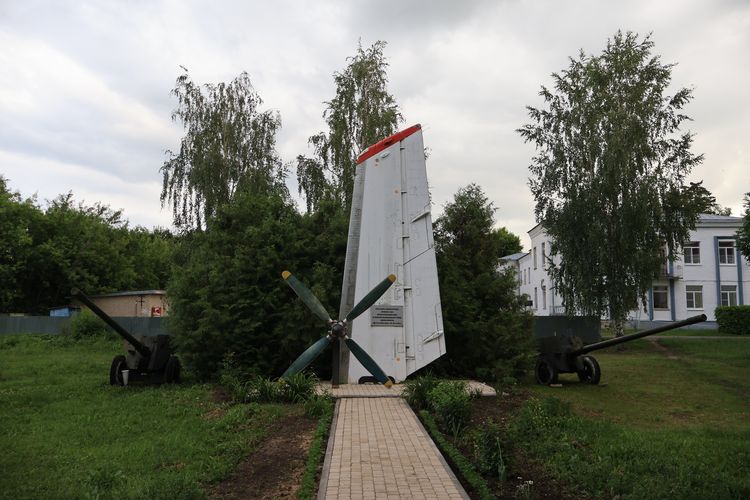 Памятник «Военным лётчикам, погибшим в годы ВОВ» в Большом Болдине Памятник «Военным лётчикам, погибшим в годы ВОВ» в Большом Болдине